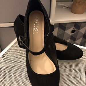 Black pump shoes